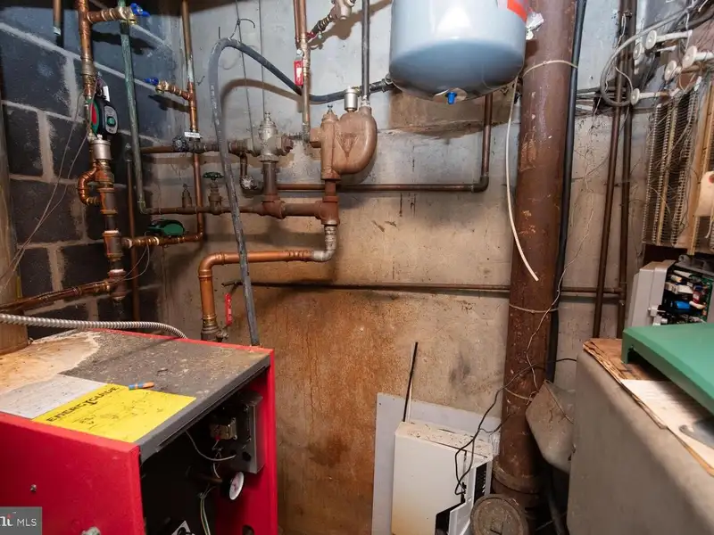Commercial Property with Office and Warehouse Space in Norristown, Ideal for Multiple Tenants