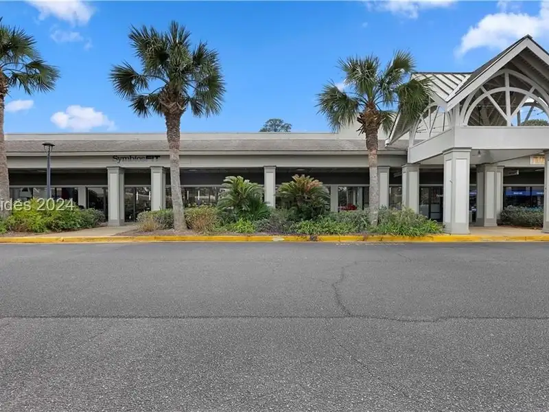 5,000 Sq Ft Retail Sublease in Port Royal Plaza with High Visibility