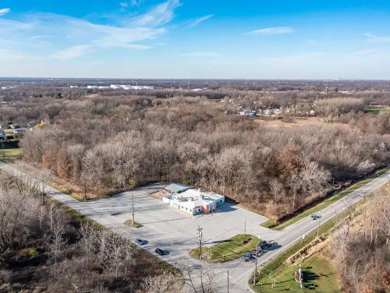 Renovated Commercial Building with Land for Sale in Central Location, Ideal for Restaurant
