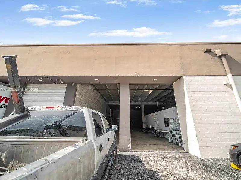 Commercial Property in Doral - Prime Location Near Miami International Airport and Amenities