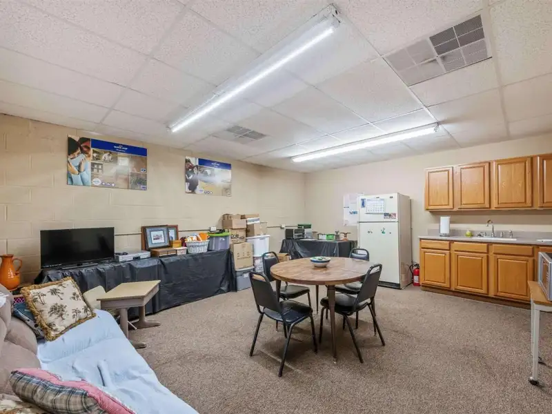 Commercial Property with Showroom and Warehouses on Us Hwy 100 W