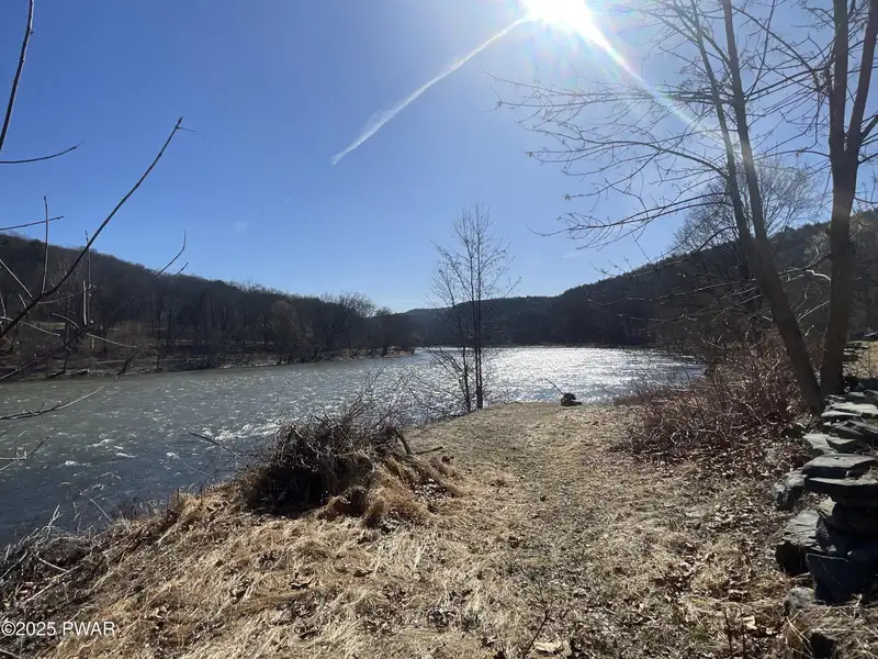 Versatile 948 Sq Ft Commercial Space for Lease in Lackawaxen with River Access