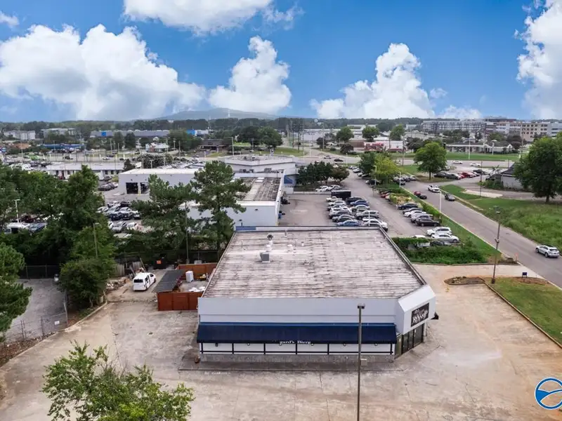 Commercial Property in Mid City Huntsville - Versatile Space with Kitchen and Offices