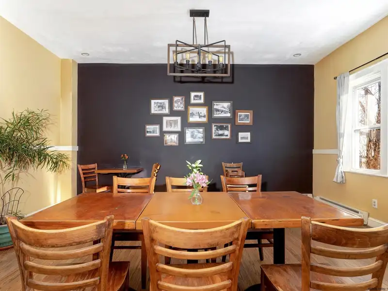 Renovated Pub and Hotel in Prime Woodstock Location with Restaurant and Apartments