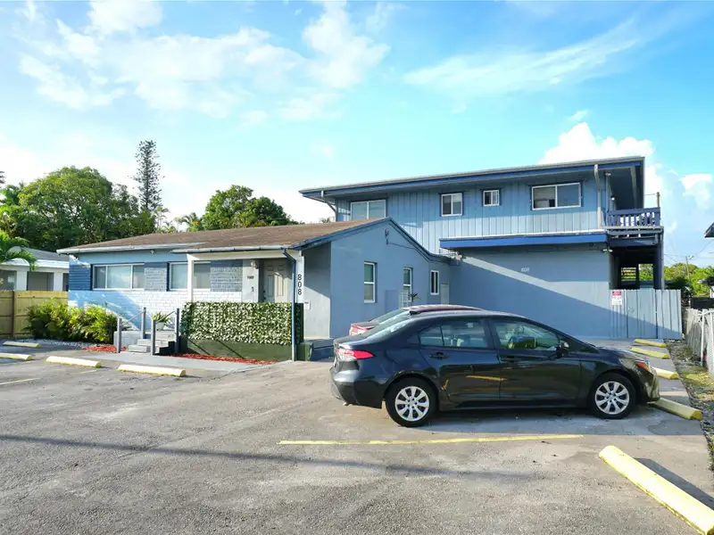 Turnkey Multifamily Investment: 8 Furnished Studios & 2/2 Apartment Near Las Olas