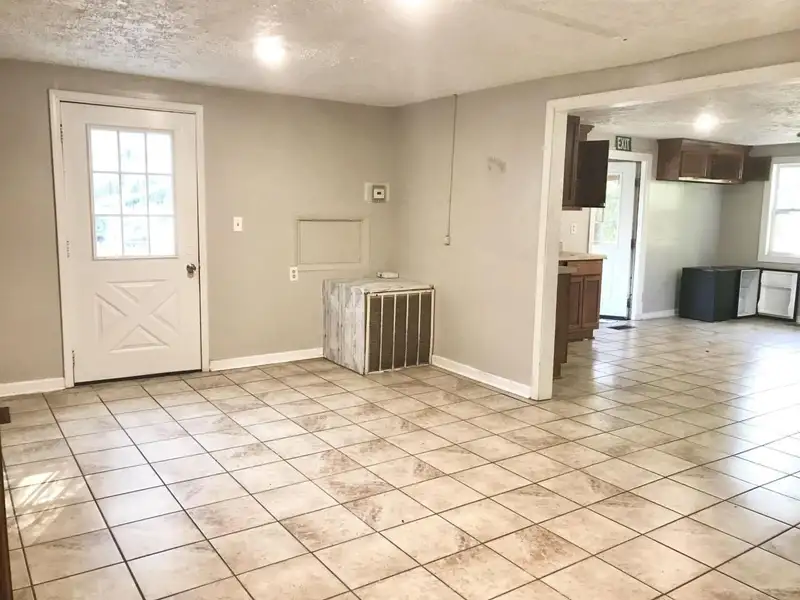 15-bedroom Building with 6.5 Baths Near Huntingdon and Jackson, Potential for Re-zoning