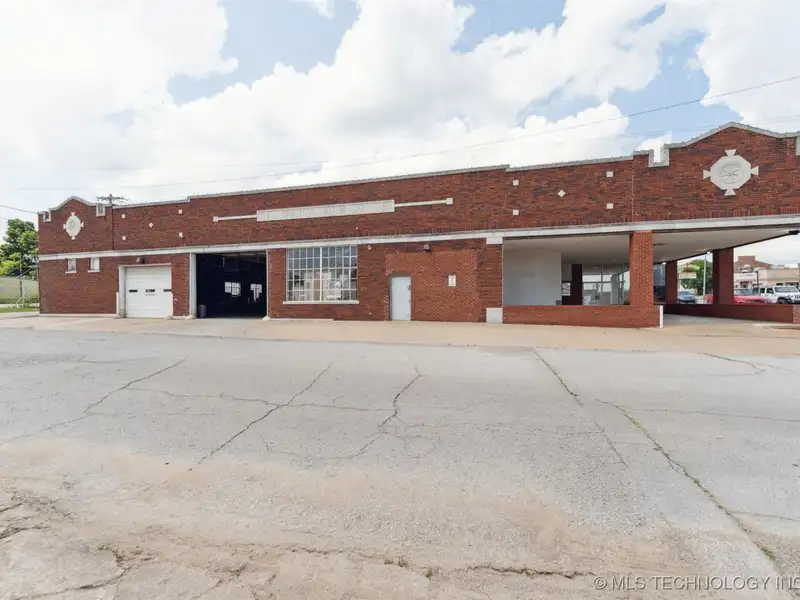 Historic Multi-use Building on Main Street, Bristol - Route 66 Landmark with Renovations