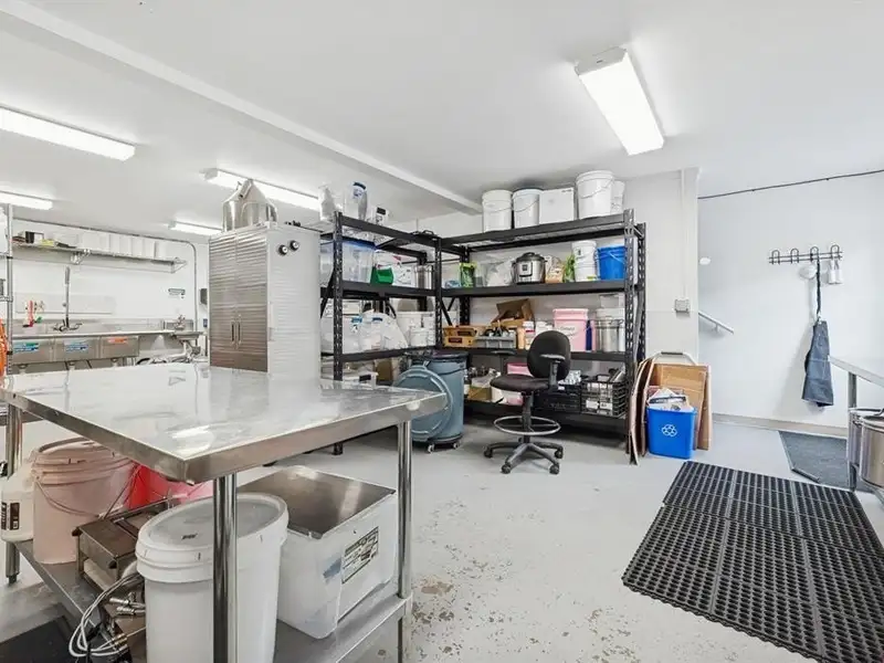 Industrial Office/warehouse Space in Bodo Park with On-site Parking and City Utilities