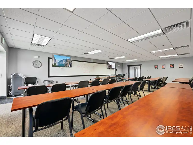 Versatile Office/warehouse in Highland Industrial Park, Windsor - Ideal for Various Business Uses