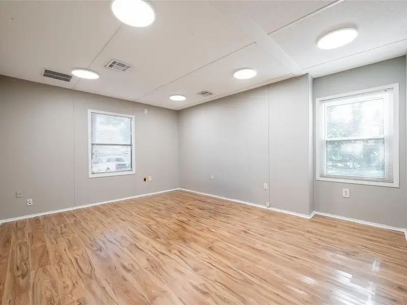 Professional Office Space for Lease in High-traffic Orlando Corridor with Ample Parking