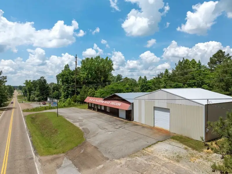 Commercial Property with Showroom and Warehouses on Us Hwy 100 W
