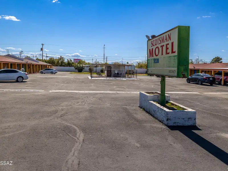 Well-maintained 18-unit Motel Near Tucson Airport with Rv Spaces and Ample Parking