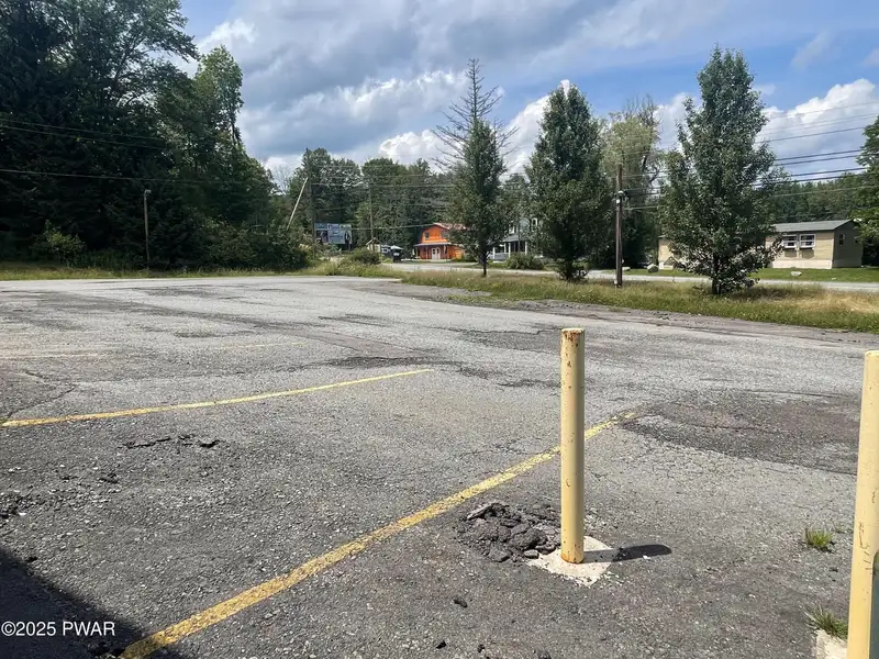 Commercial Building on 7.5 Acres in High-traffic Location Near Hamlin
