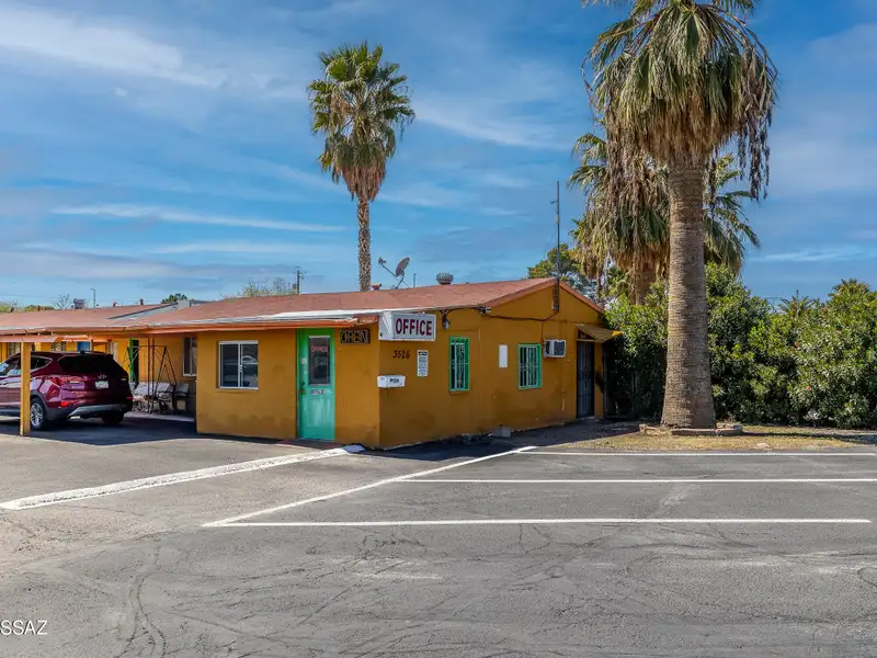 Well-maintained 18-unit Motel Near Tucson Airport with Rv Spaces and Ample Parking