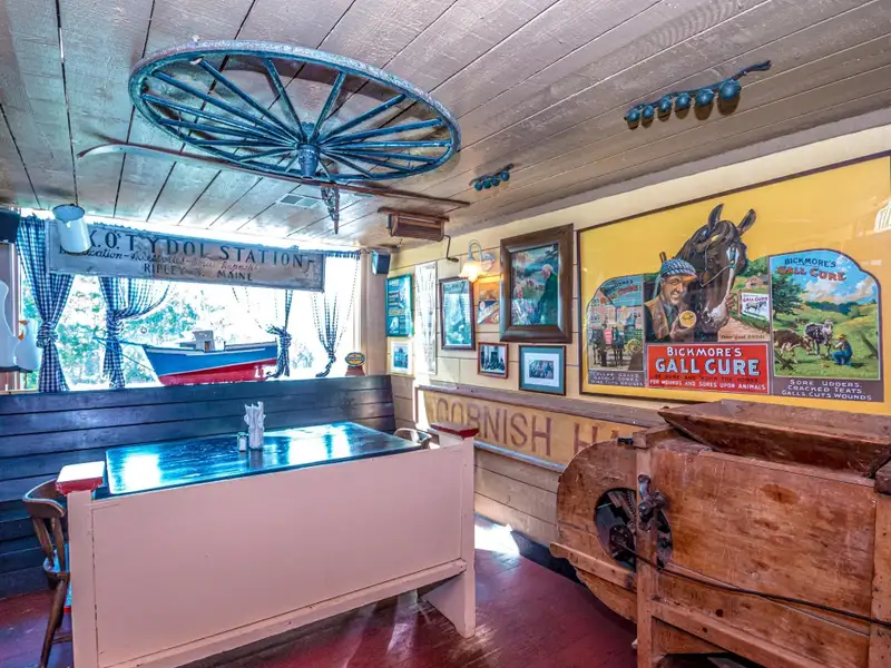 Irish Pub and Restaurant with Mountain Views on 1.64 Acres in North Conway