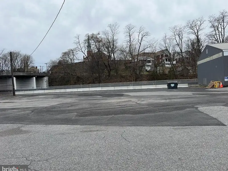 Industrial Building with 6 Bay Truck Repair Facility on 1.47 Acres Near Downtown