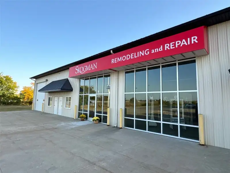 Flex Warehouse with Office Space and Heated Area Near I-380 Exposure