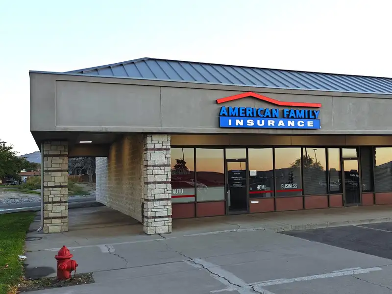 Retail/office Unit in Coronado Plaza Shopping Center with Conference Room and High Visibility