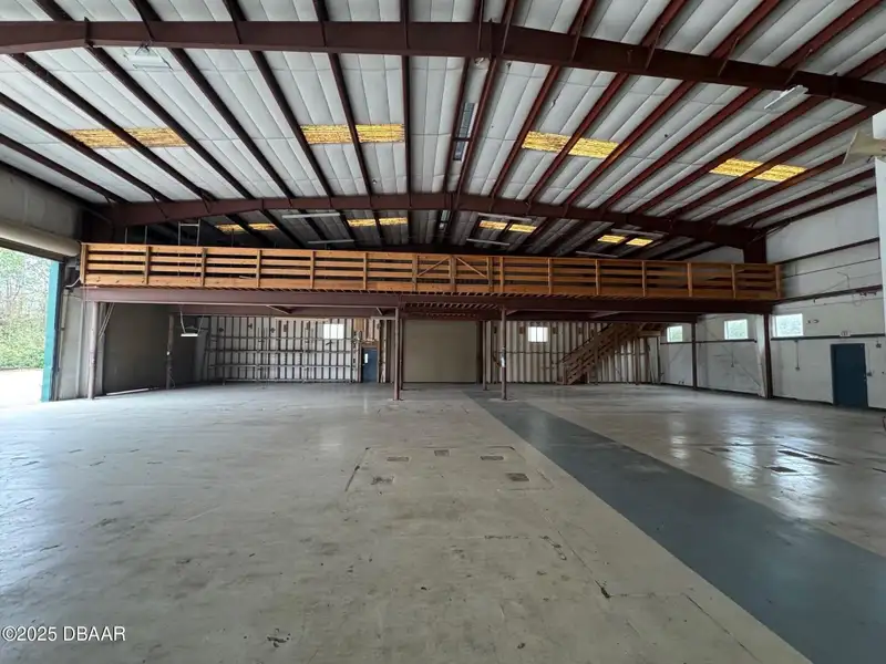 Flexible Commercial Lease: 19,000 Sq Ft Available in Prime Location
