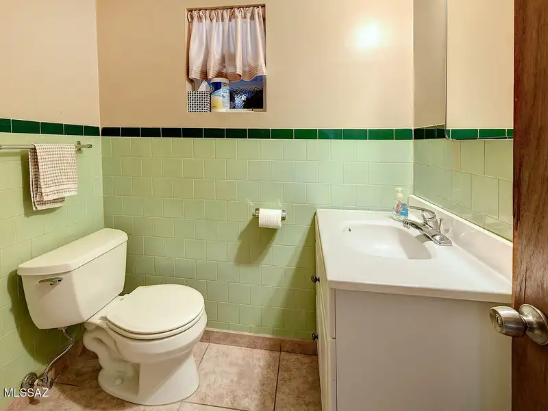 Prime Office Space in Central Tucson with High Visibility and Convenient Amenities