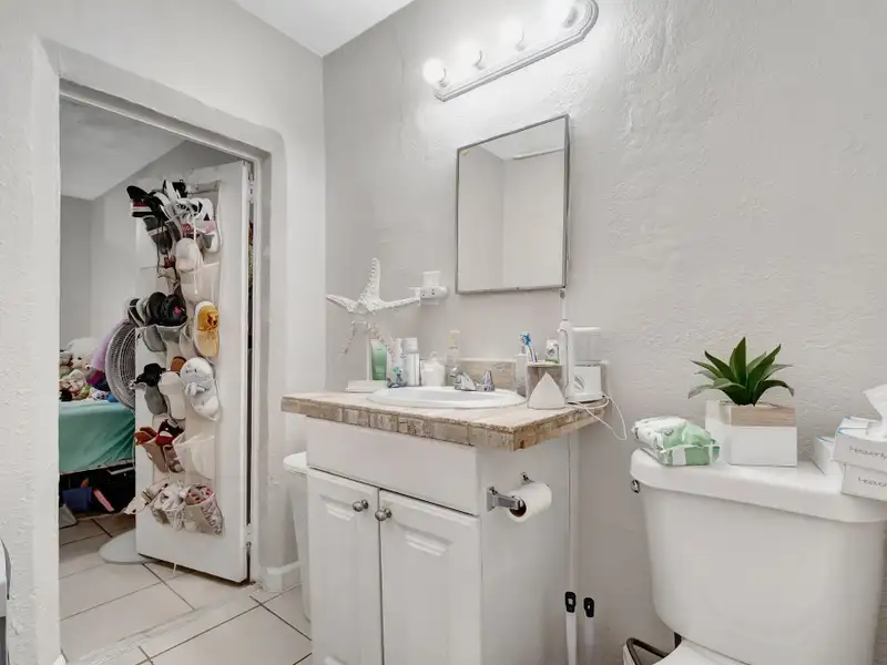 Well-maintained 6-unit Multifamily Property in South Florida with Value-add Potential