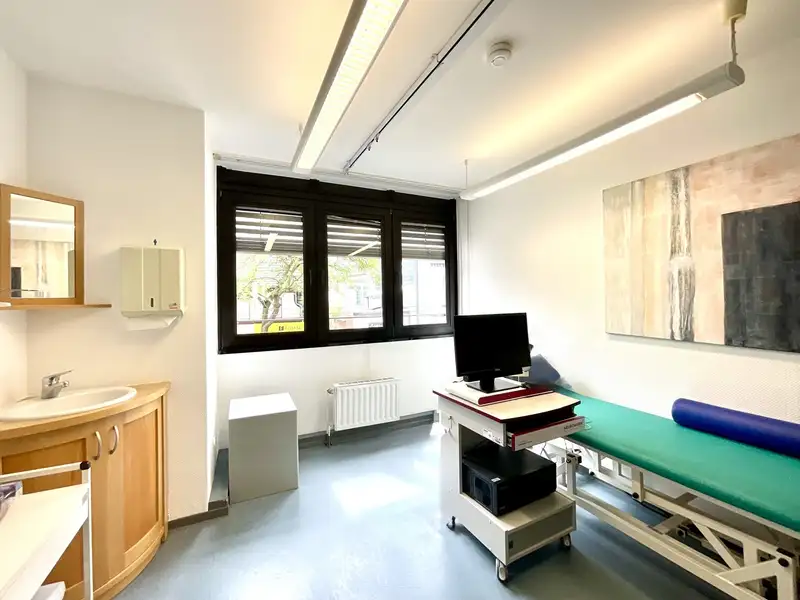 Commercial Space with Flexible Layout in Prime Location Near Pharmacy and Medical Offices