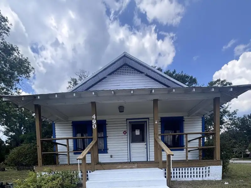 Prime Commercial Space for Lease on High-traffic Street with Ample Parking