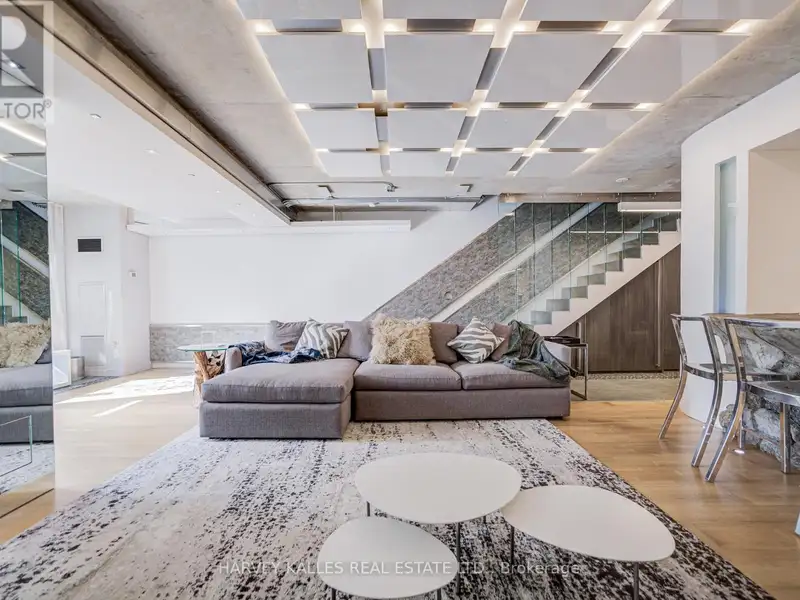 Executive Urban Townhome in King West with Private Entrance and Premium Amenities
