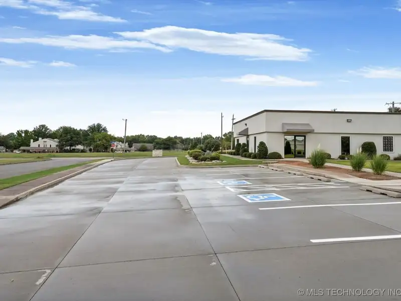 Commercial Office Building for Sale or Lease in Broken Arrow Business Corridor