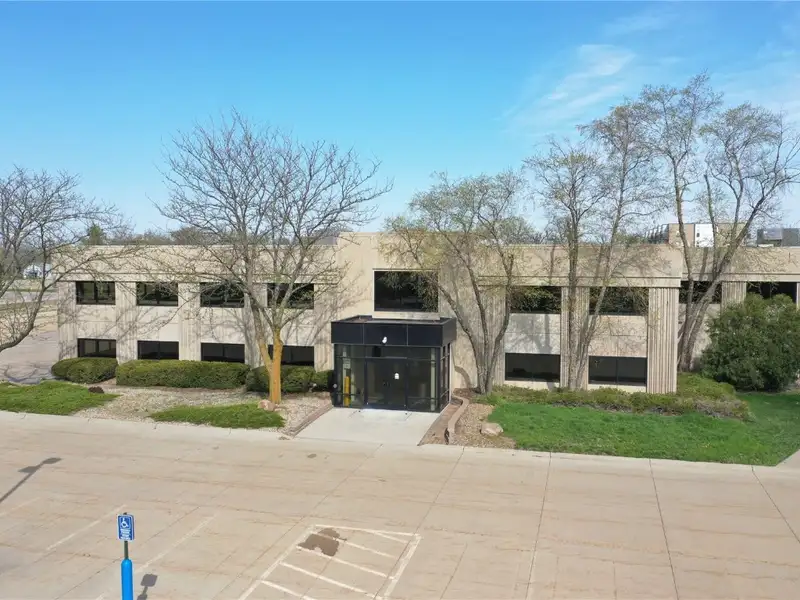 Modern Office Space with Amenities in Hiawatha, Ia - Ample Parking and Training Rooms