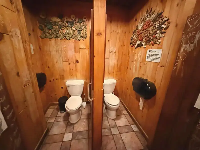 Turnkey Lodge-style Investment Opportunity in Berlin with Unique Interior and Bar