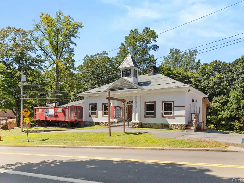 Prime Commercial Property with Restaurant and Retail Space on High-traffic Road