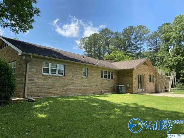 Versatile 2000 Sqft Home on 1.40 Acres in High-growth Huntsville Area