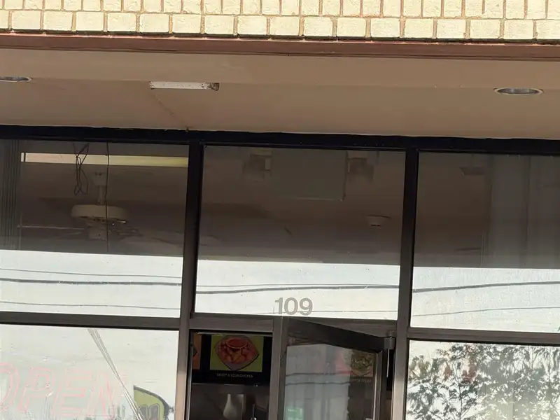 Retail Bay for Restaurant in High-traffic Area - 1400 Sf Available