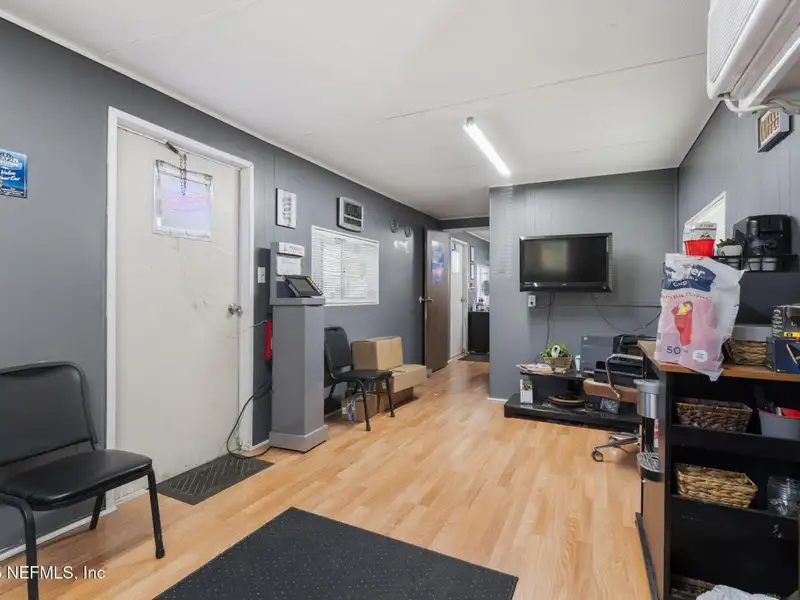 Mixed-use Parcel with Buildings, Ideal for Auto Repair or Sales in Convenient Location