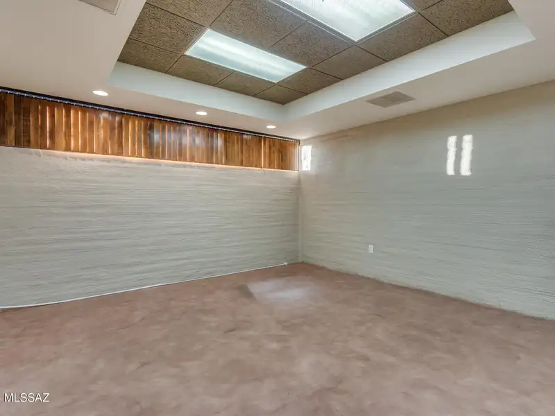 2,975 Sqft Office Space for Sale in Prime Broadway and Wilmot Location with Parking Lot
