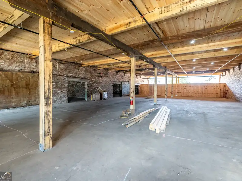 Renovated Cotton Warehouse for Lease in Prime Location with Unique Architectural Features