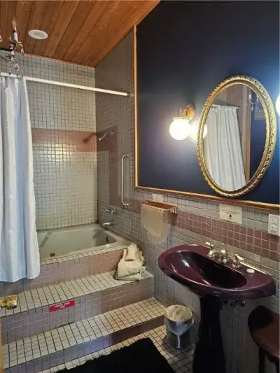Commercially Zoned 15-suite Overnight Rental Property in Eureka Springs