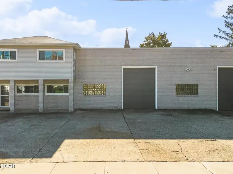 8,000+ Sq Ft Versatile Building in Central Wyoming Near Wyoming Ave