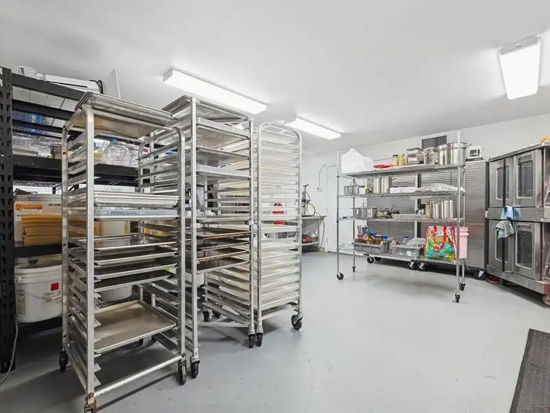 Industrial Office/warehouse Space in Bodo Park with On-site Parking and City Utilities
