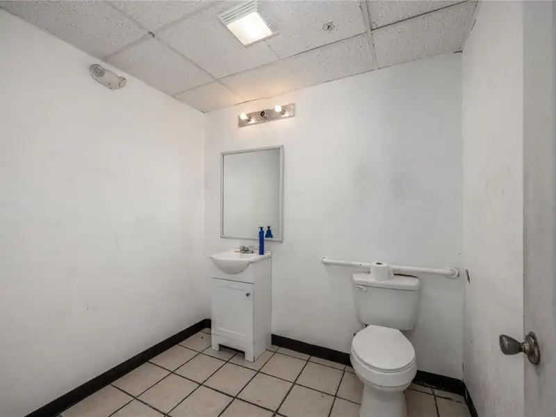 Versatile Commercial Building for Retail or Service Use in High-traffic Location