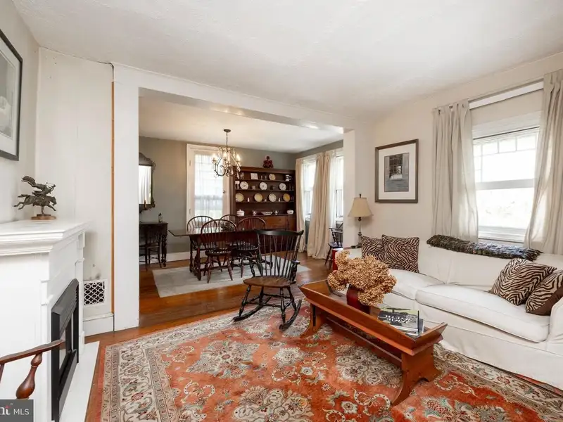 Mixed-use Property in Wayne, Pa: Salon with 1-bedroom Apartment Above