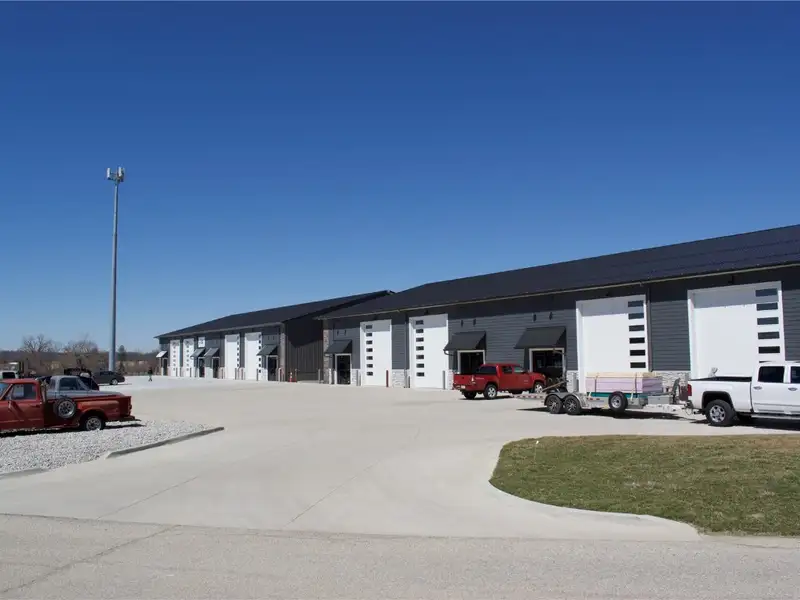 Prime Contractor Bay for Lease at Hwy 13 and Mt. Vernon Rd Se, 2,700-5,400 Sqft