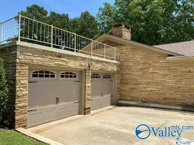 Versatile 2000 Sqft Home on 1.40 Acres in High-growth Huntsville Area