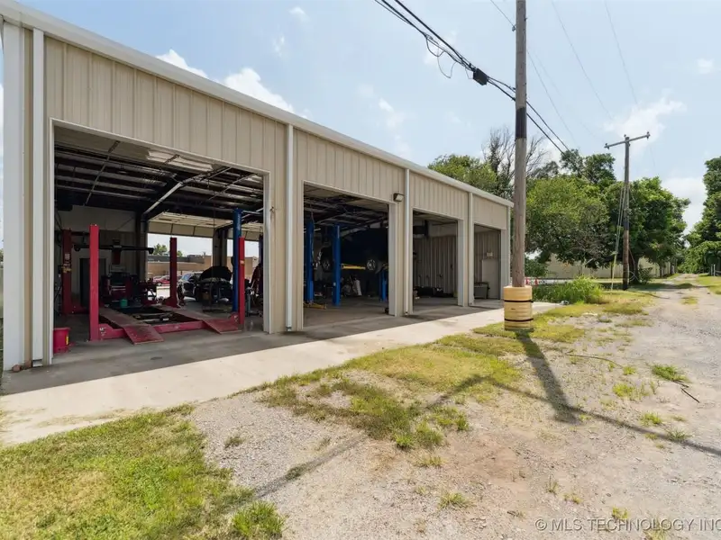 Historic Multi-use Building on Main Street, Bristol - Route 66 Landmark with Renovations
