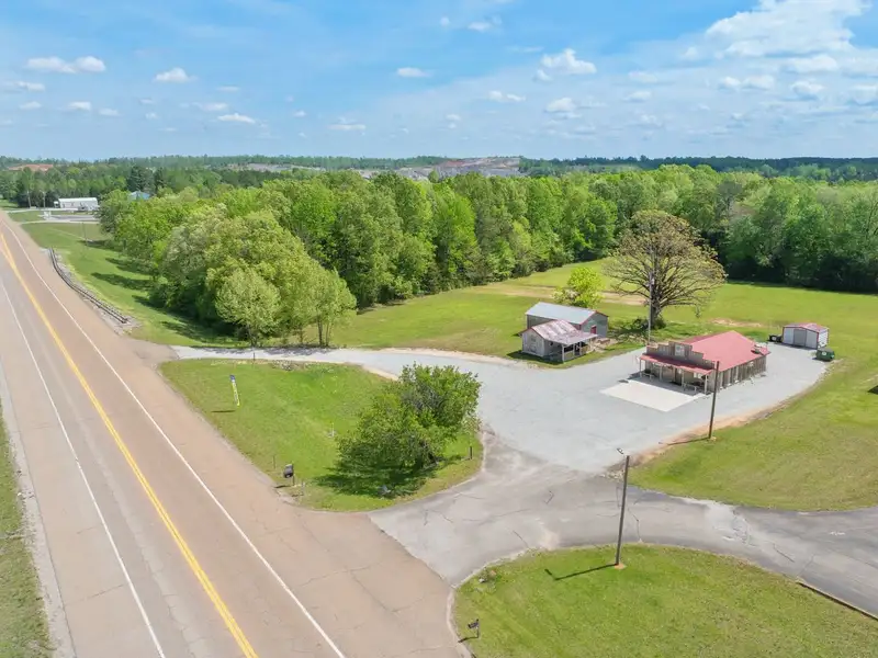 Commercial Restaurant on 3.4 Acres in Parsons, Tn with Highway Frontage and Modern Amenities