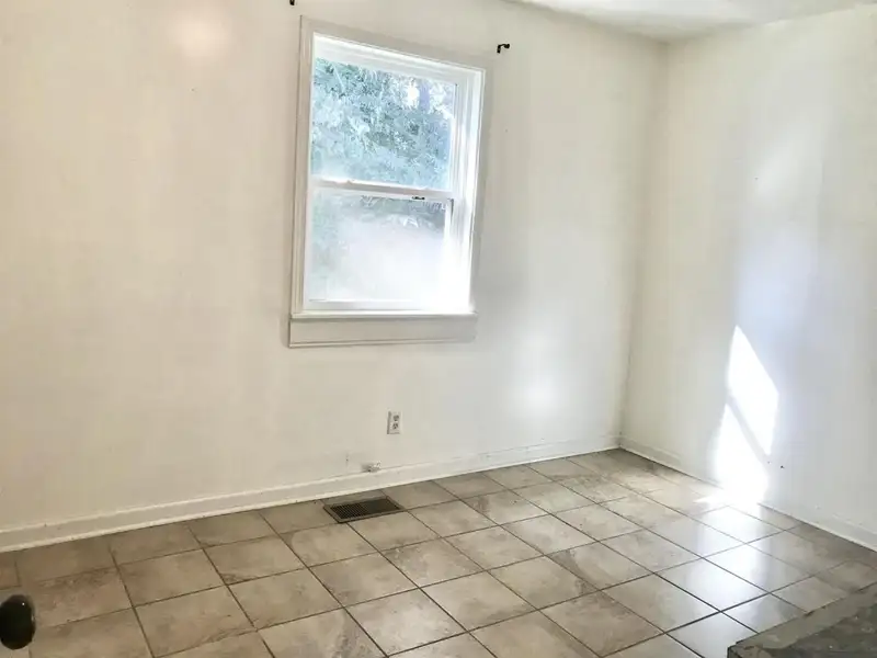 15-bedroom Building with 6.5 Baths Near Huntingdon and Jackson, Potential for Re-zoning