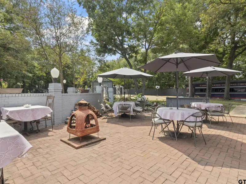 Historic Downtown Pittsburg Bed and Breakfast with 6 Ensuites and Unique Train Car Suite