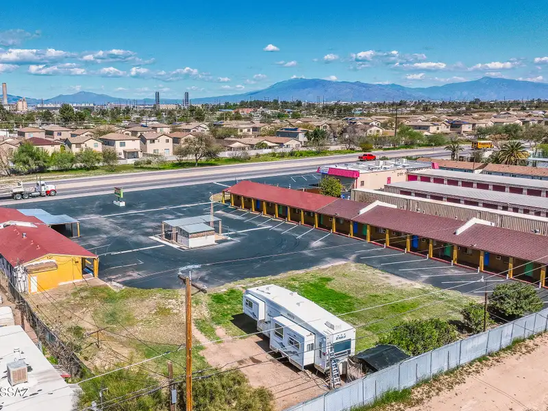 Well-maintained 18-unit Motel Near Tucson Airport with Rv Spaces and Ample Parking