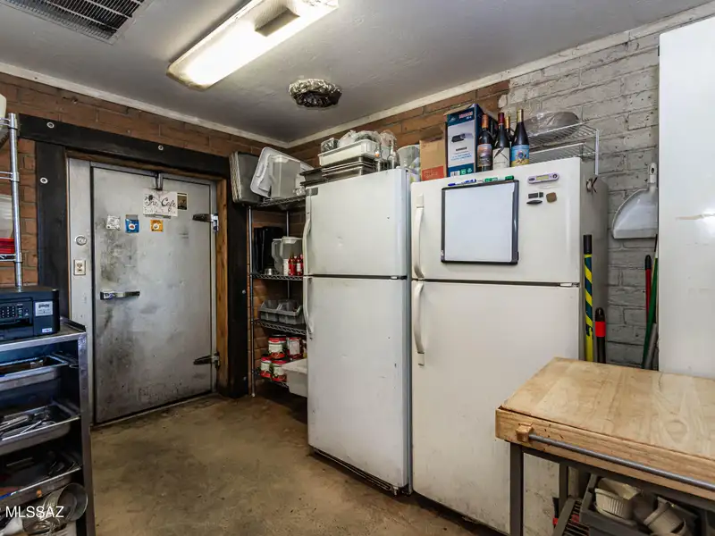 Commercial Building in Sonoita with Equipped Kitchen and Solar Panels